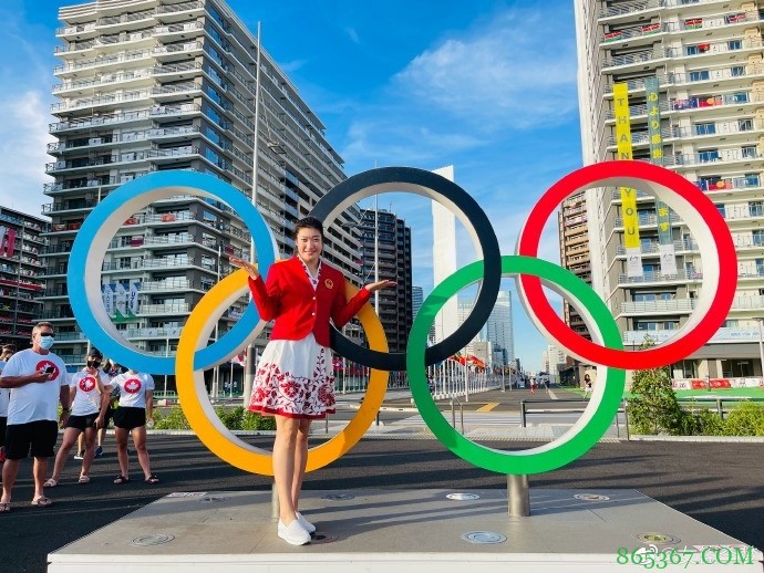 女篮李梦晒合照：苏炳添决赛加油！东契奇人超Nice！