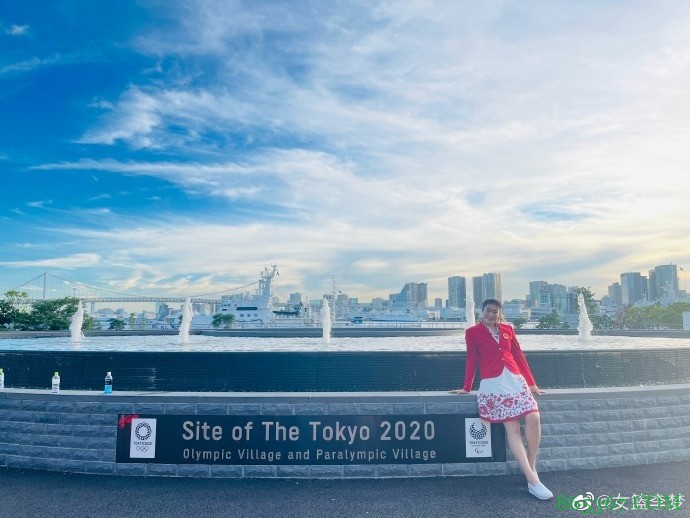 女篮李梦晒合照：苏炳添决赛加油！东契奇人超Nice！