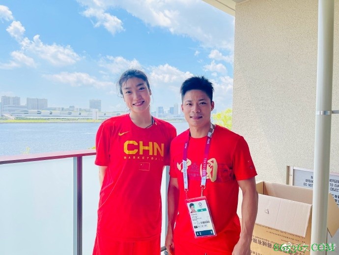 女篮李梦晒合照：苏炳添决赛加油！东契奇人超Nice！