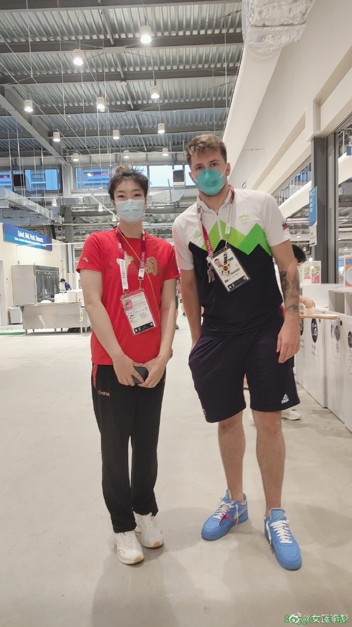 女篮李梦晒合照：苏炳添决赛加油！东契奇人超Nice！
