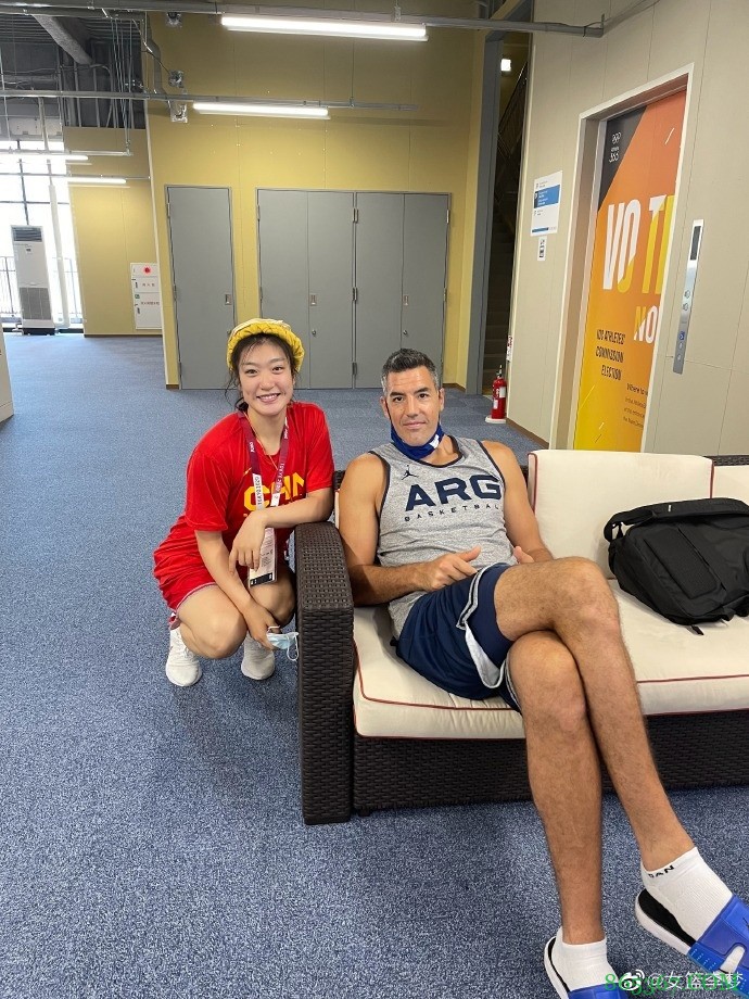 女篮李梦晒合照：苏炳添决赛加油！东契奇人超Nice！