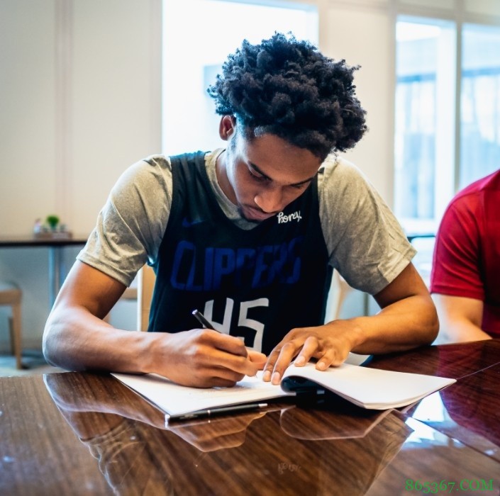 官方：快船与21号秀基恩-约翰逊正式签约