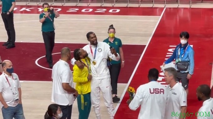 篮网之光！颁奖典礼结束后杜兰特与新队友米尔斯拥抱合影