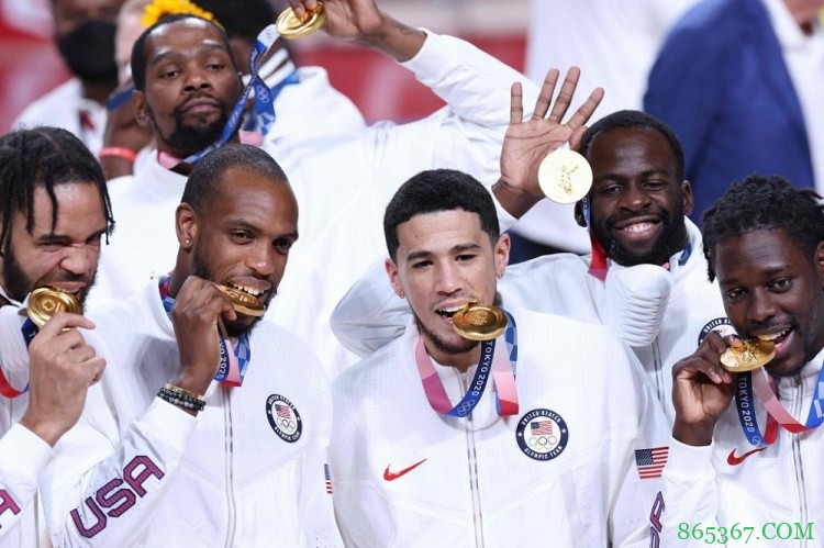 【图集】奥运男篮颁奖：杜小帅领衔美国众将拍照留念