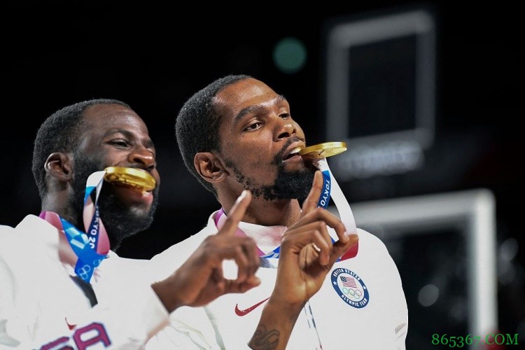 【图集】奥运男篮颁奖：杜小帅领衔美国众将拍照留念