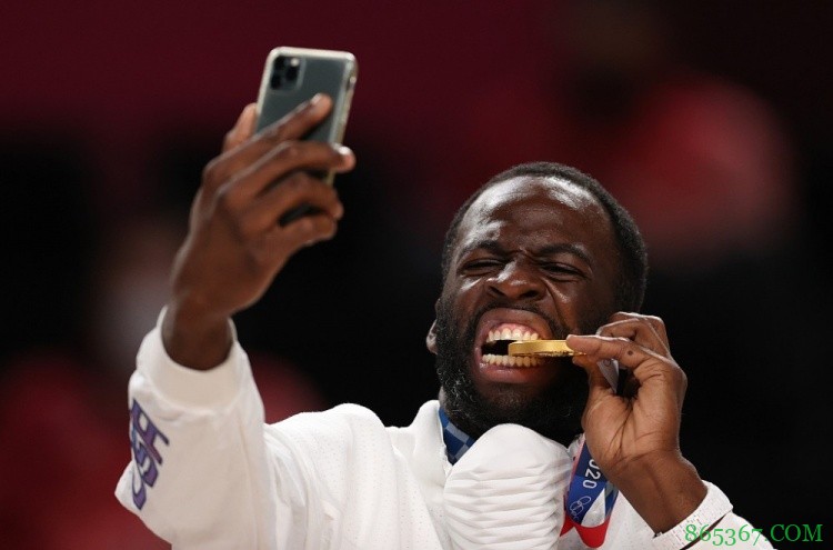 【图集】奥运男篮颁奖：杜小帅领衔美国众将拍照留念