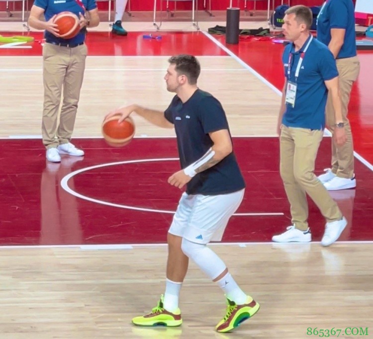 东契奇谈手腕伤势：要休息几天 从NBA开赛到现在我每天都在打球