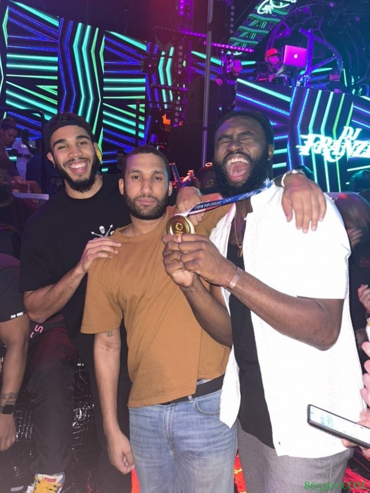 塔图姆与杰伦-布朗相约夜店 后者拿金牌拍照大笑