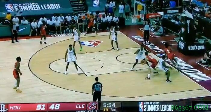 捡到宝了?火箭新秀中锋萨古击地穿裆妙传 展现出色手活