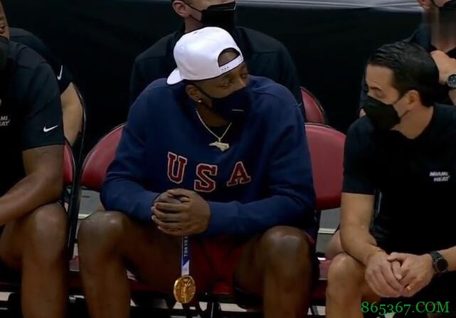 炫耀！热火VS掘金夏联 阿德巴约手拿“热乎的”奥运金牌观战