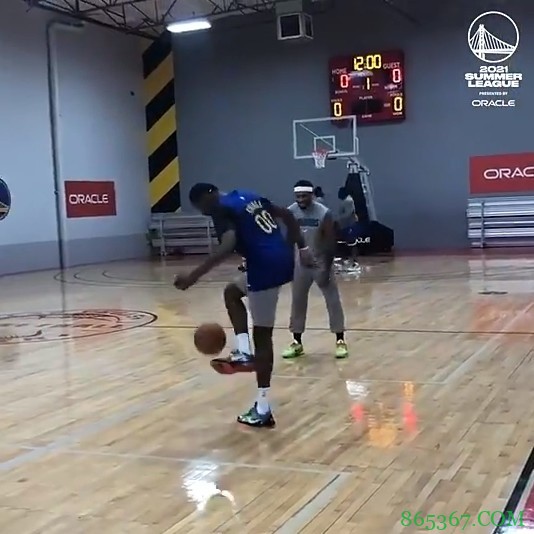库里眼睛亮了！库明加&佩顿在勇士训练场大秀足球技艺