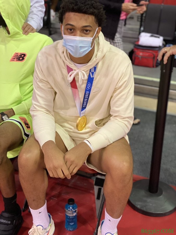 热乎的！凯尔登挂着奥运金牌观战夏季联赛