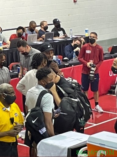 观赛宣？莱昂纳德观战快船夏联比赛 乔治肯纳德雷吉一同现身