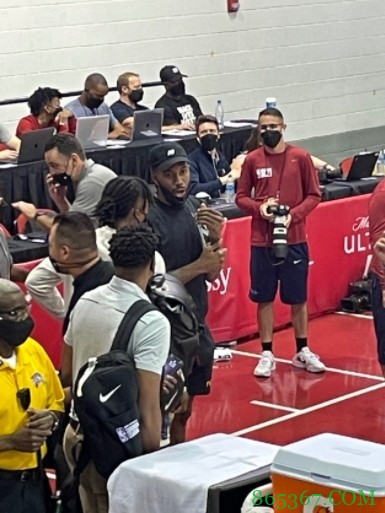 观赛宣？莱昂纳德观战快船夏联比赛 乔治肯纳德雷吉一同现身