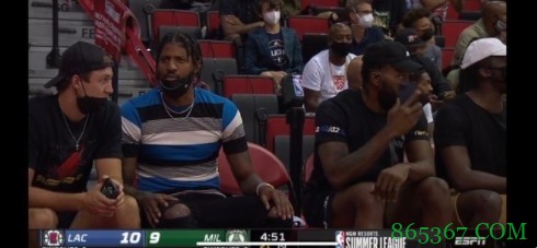 观赛宣？莱昂纳德观战快船夏联比赛 乔治肯纳德雷吉一同现身