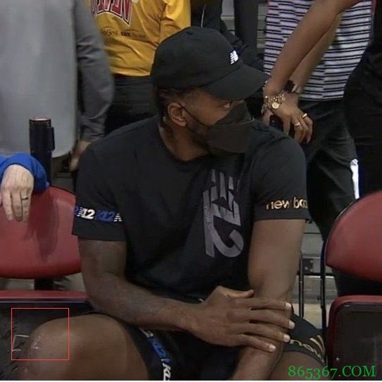 小卡ACL手术后首次公开亮相 右膝疤痕清晰可见&走路仍一瘸一拐