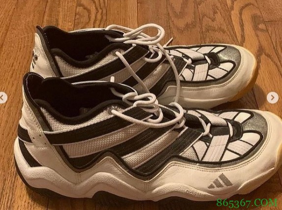 科比湖人首秀球鞋将被拍卖 成交价预计最高可达50万美元