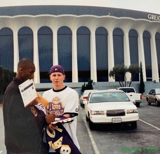 科比湖人首秀球鞋将被拍卖 成交价预计最高可达50万美元