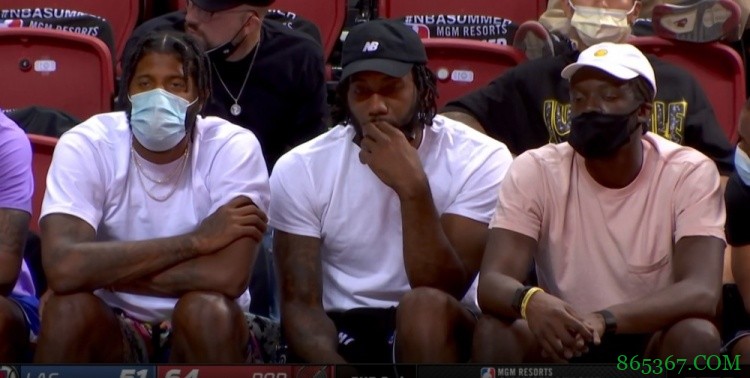 乔治&小卡&雷吉场边面无表情观看夏季联赛