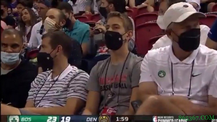 退休返聘?安吉与史蒂文斯&乌度卡一同观战夏季联赛