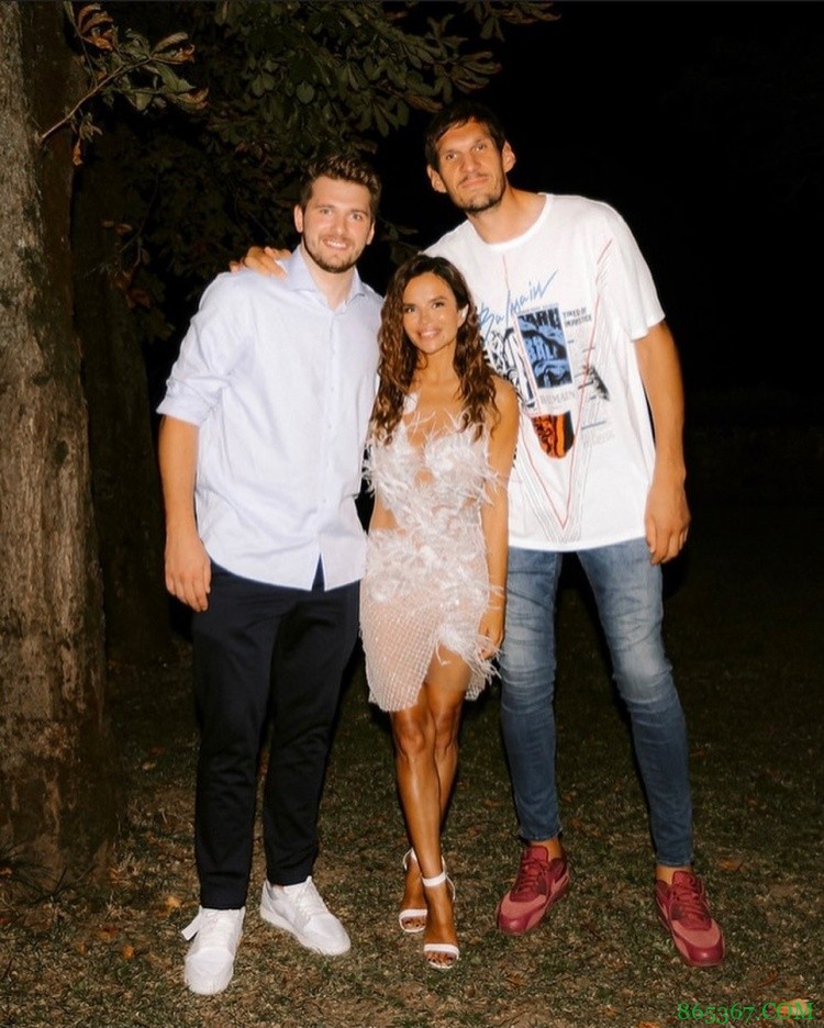 亿万富翁来了!东契奇&博班与女歌手开Party庆祝