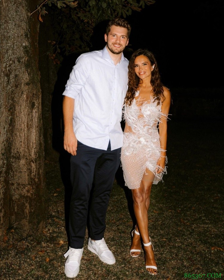 亿万富翁来了!东契奇&博班与女歌手开Party庆祝