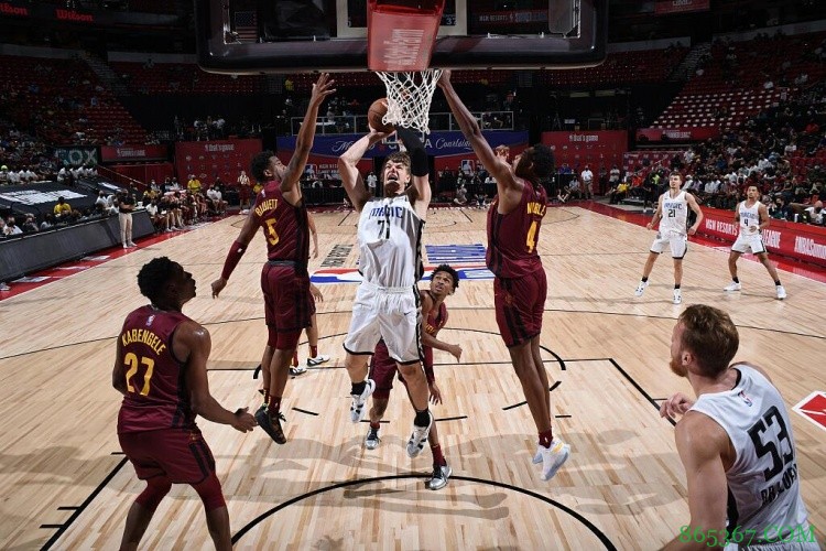 ?夏联-莫布里14+7+6 萨格斯16+8+5 骑士6人得分上双拆魔术