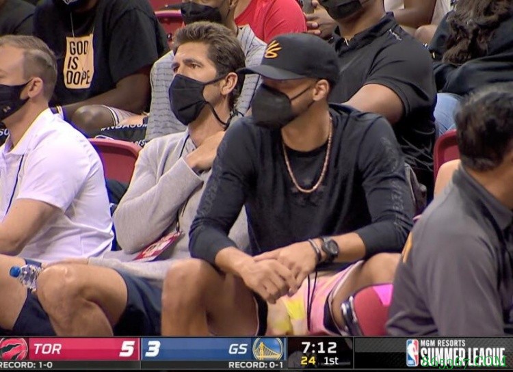 勇士VS猛龙夏季联赛 “小学生”库里场边督战