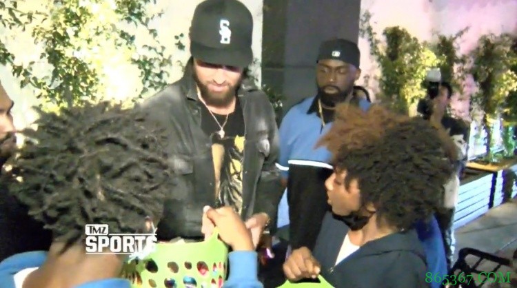 克莱在洛杉矶街头被卖糖果的小朋友包围 遂开心掏出钱包买糖吃