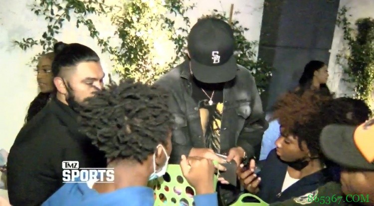 克莱在洛杉矶街头被卖糖果的小朋友包围 遂开心掏出钱包买糖吃