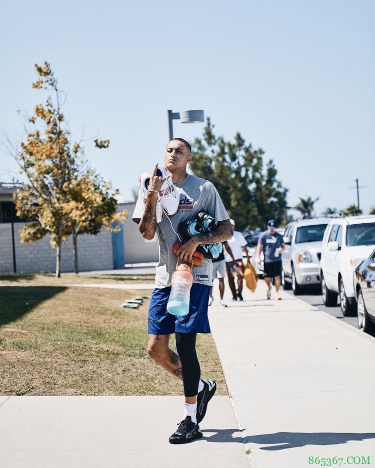 挥洒汗水!库兹马晒训练照:我爱篮球♥️?