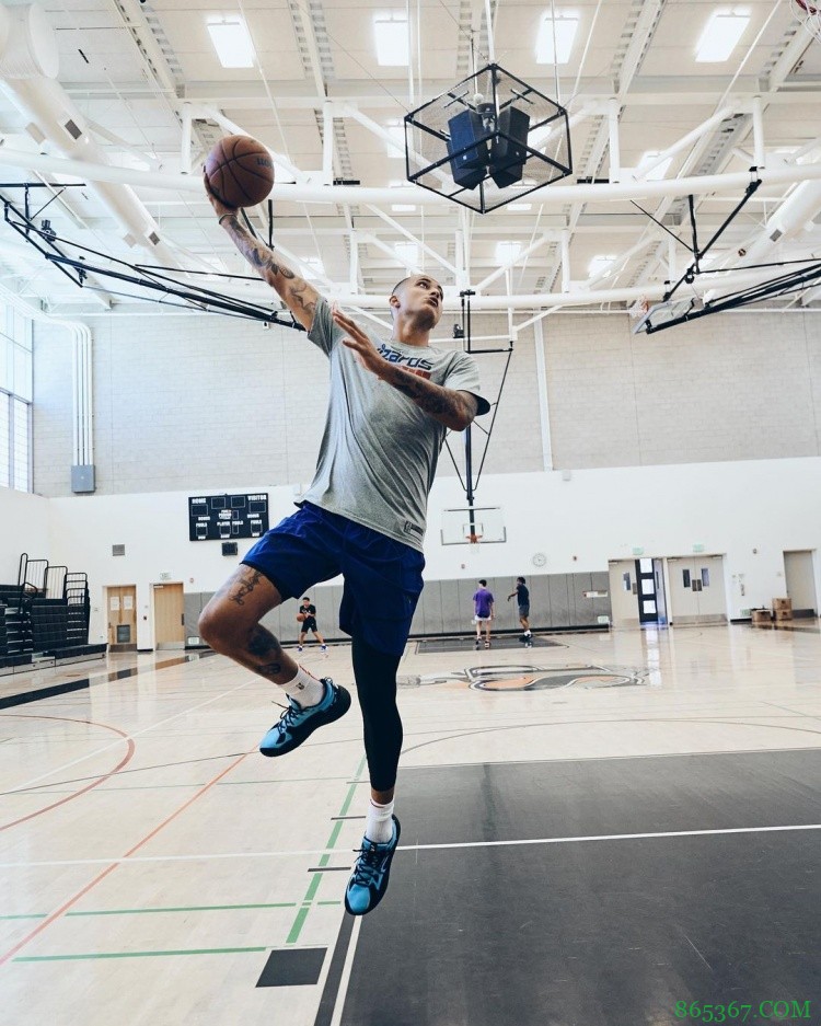 挥洒汗水!库兹马晒训练照:我爱篮球♥️?