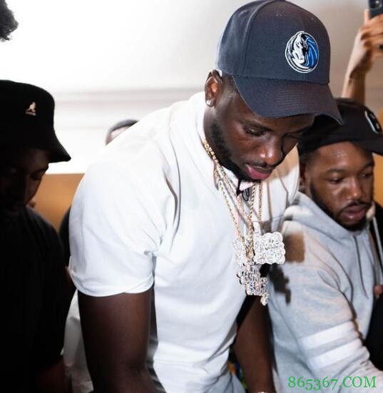 独行侠官方：球队正式和奥莫鲁伊签下一份双向合同