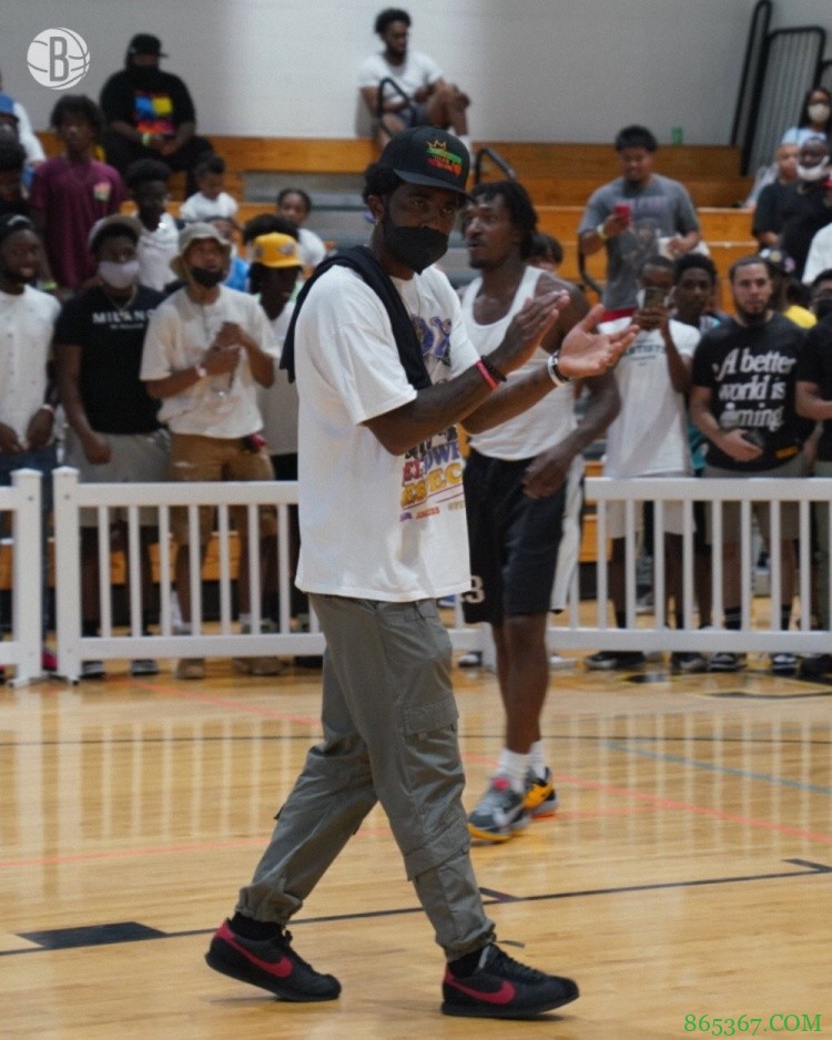 篮网官推晒欧文参加公益活动照：专注于篮球带来的正能量