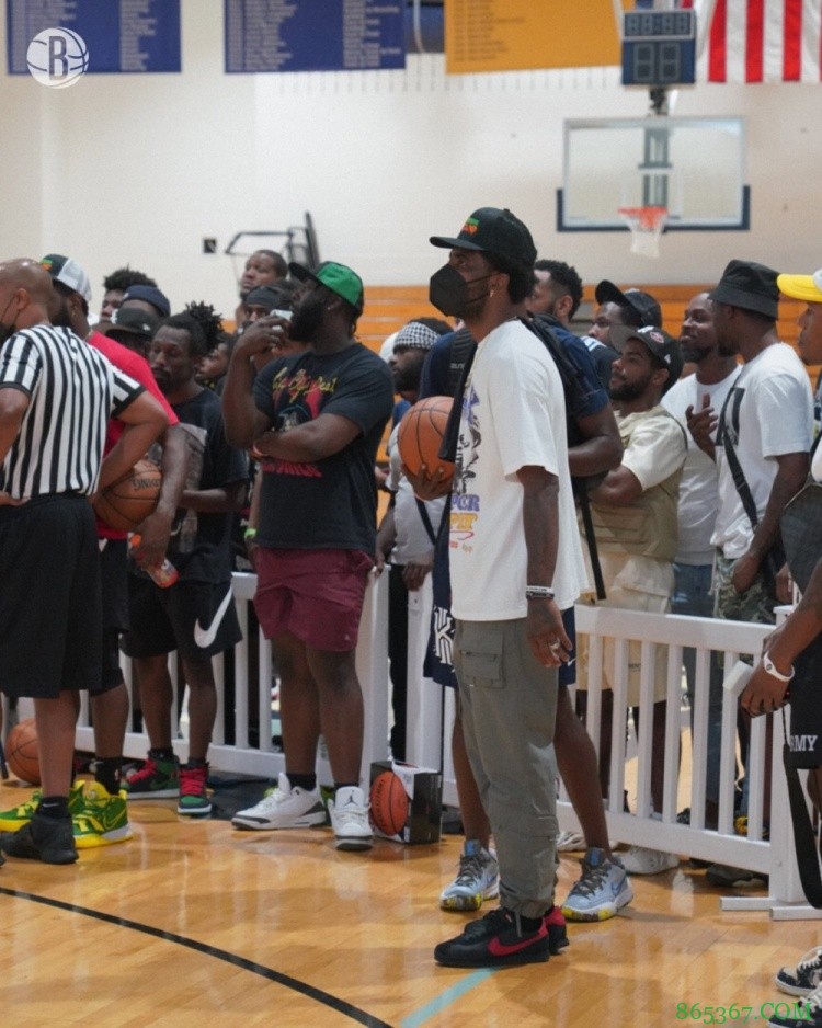 篮网官推晒欧文参加公益活动照：专注于篮球带来的正能量