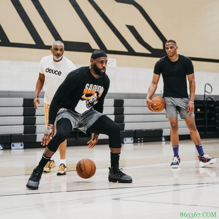 合练!詹姆斯晒照:和威少一同训练