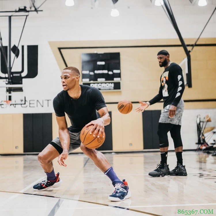 合练!詹姆斯晒照:和威少一同训练