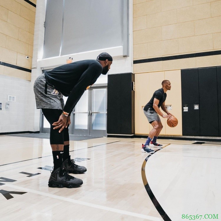 合练!詹姆斯晒照:和威少一同训练