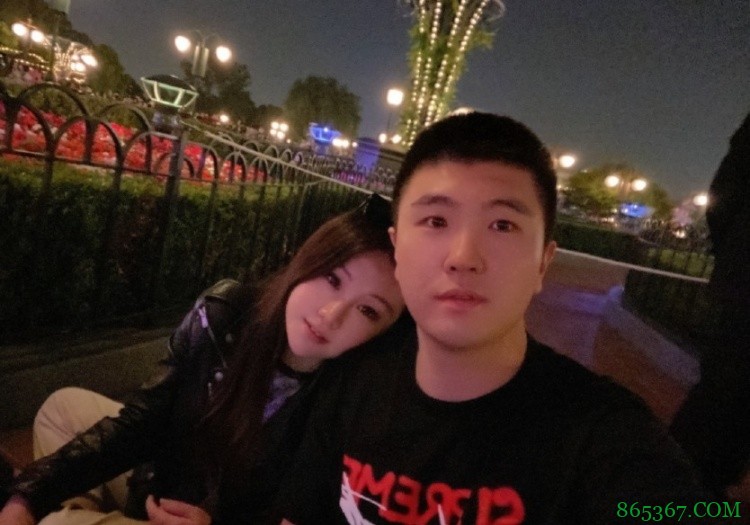 王薪凯晒与女友甜蜜合影 阿日&万圣伟评论：那我走？