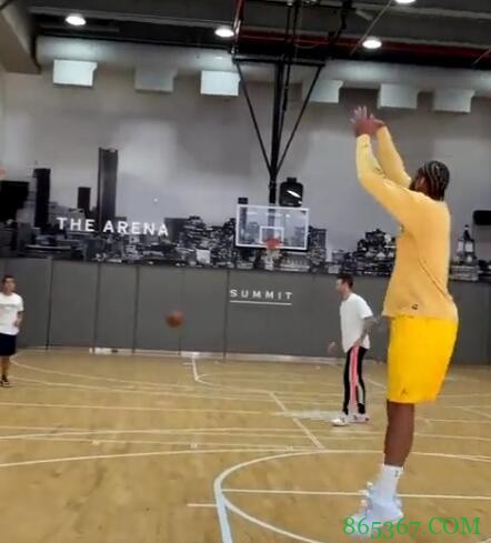 ?手感火热!安东尼与贝茨比拼三分 两人皆弹无虚发