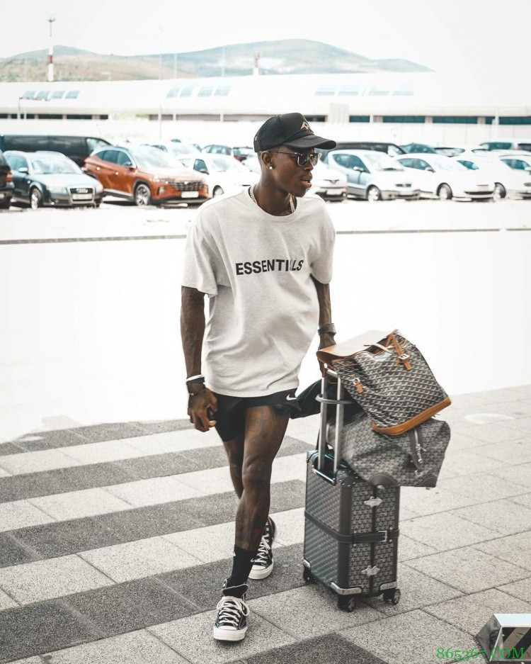 施罗德晒拎包帅照：进步是一个缓慢的过程