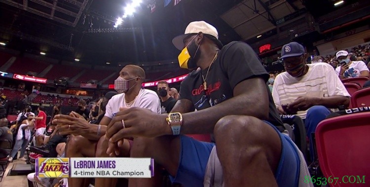 大牌观众！詹姆斯&威少来到现场观看湖人夏联比赛