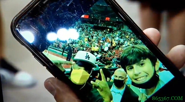 詹姆斯场边配合小球迷合影要求 后者蹦蹦跳相当开心