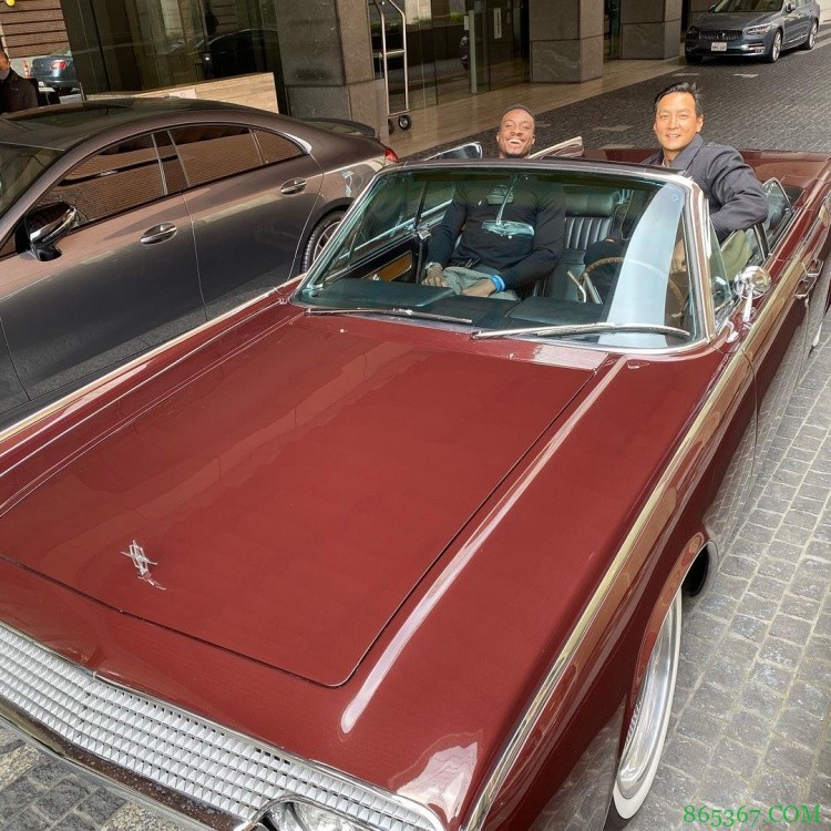 字母哥哥晒与吴彦祖合影:等不及要看你的新电影了