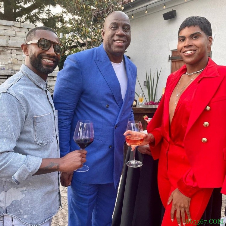 魔术师社媒晒庆生照 EJ酱一身红装出席亮眼