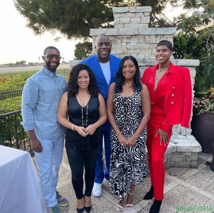 魔术师社媒晒庆生照 EJ酱一身红装出席亮眼