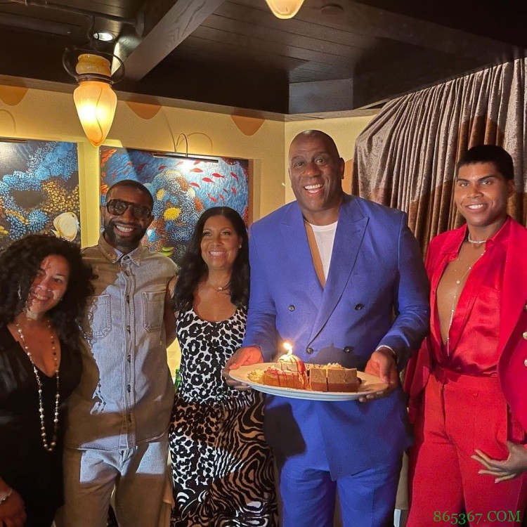 魔术师社媒晒庆生照 EJ酱一身红装出席亮眼