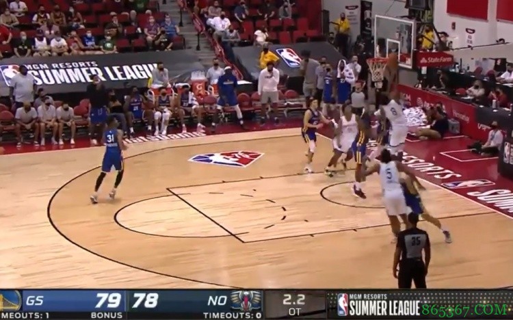 原地TP？裁判看过录像之后先给鹈鹕扣2分又加2分