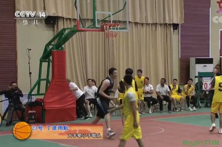 小丁公益赛扣篮时篮架出现晃动 场边工作人员吓得赶紧扶住