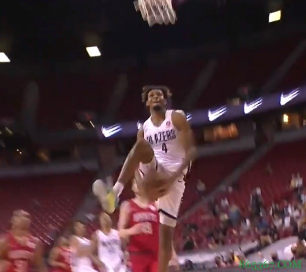 格雷格-布朗快攻胯下扣篮 詹姆斯惊叹：我的天呐！牛逼！?